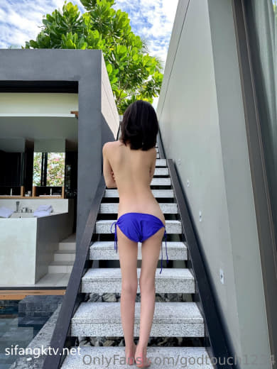 【2023-09-07】下班后在门口摇尾巴.m4v